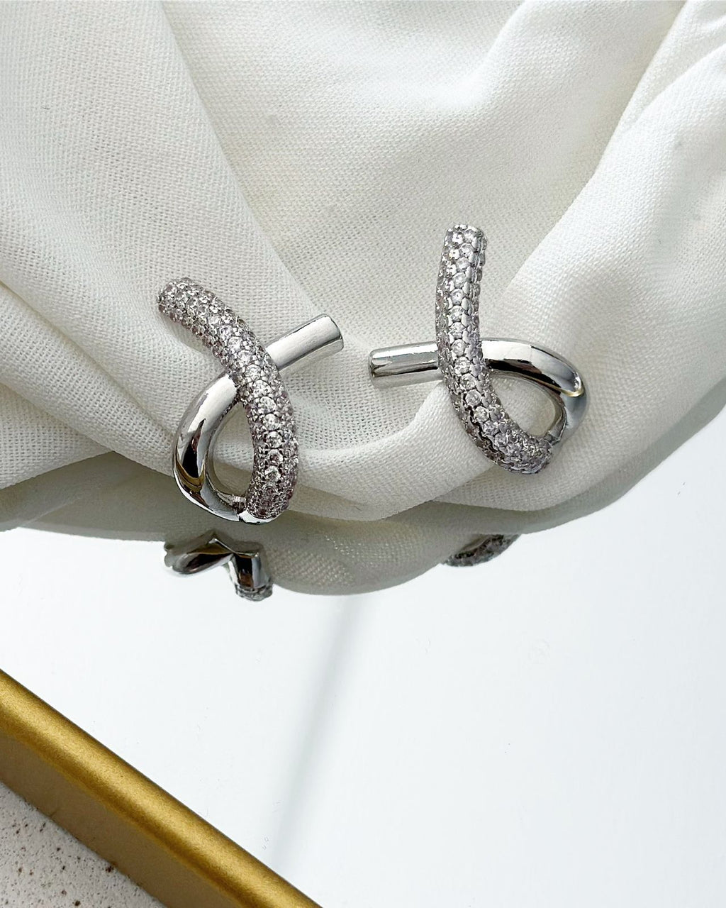 Brinco Folheado a ouro 18k Laço Semi cravejado com zirconia.