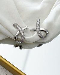 Brinco Folheado a ouro 18k Laço Semi cravejado com zirconia.