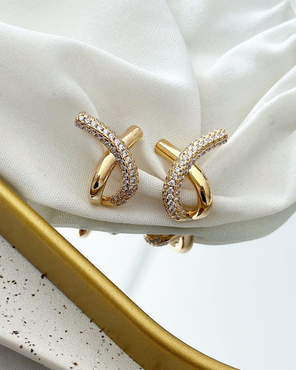 Brinco Folheado a ouro 18k Laço Semi cravejado com zirconia.