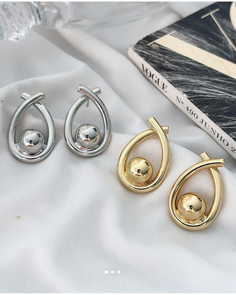 Brinco Folheado a ouro esfera vazada com bolinha