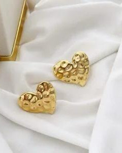 Brinco Folheado a ouro 18k Coração Detalhado Hypoallergenic.