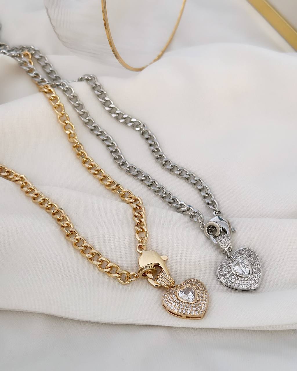 Necklace 18k gold plated and silver plated. Point of light studded with zirconias.