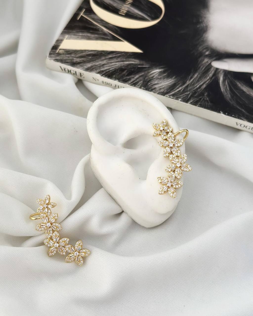 Brinco Ear culf Folheado a ouro 18k Florescim zirconias.