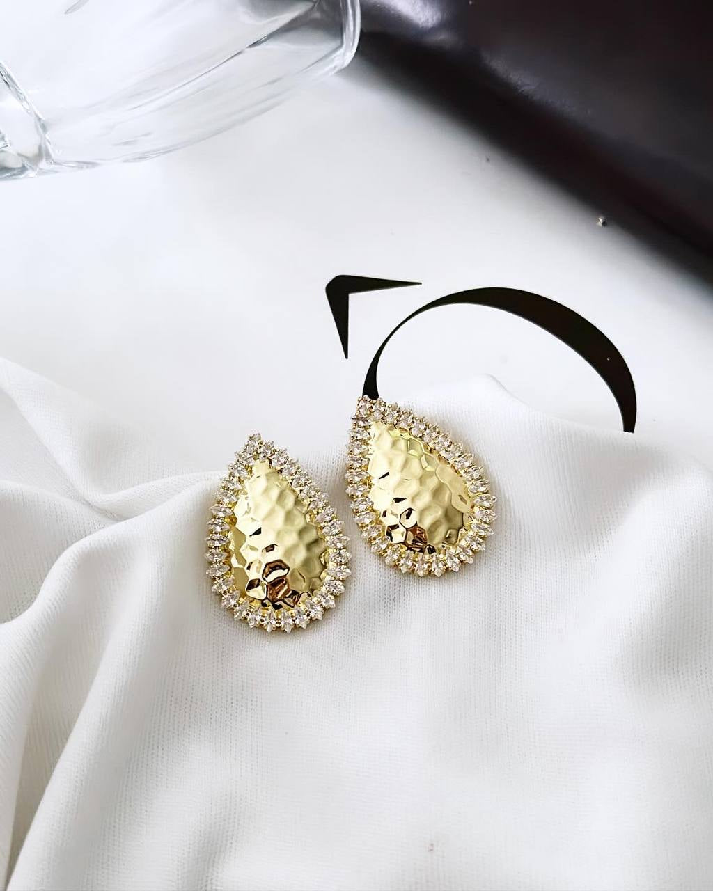 Brinco Folheado a ouro 18k Oval Martelado com zirconia na borda ,Hypoallergenic.