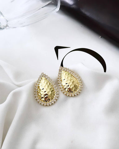 Brinco Folheado a ouro 18k Oval Martelado com zirconia na borda ,Hypoallergenic.