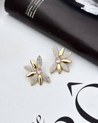 Brinco Folheado a ouro 18k Folhas Lisas e Cravejadas Cristal com ponto de luz no centro .