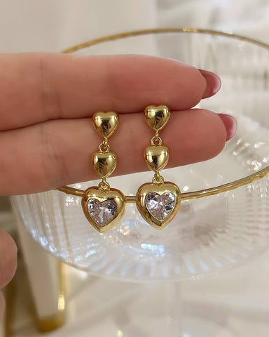 Brinco Folheado a ouro 18k Trio de coração com zirconia.