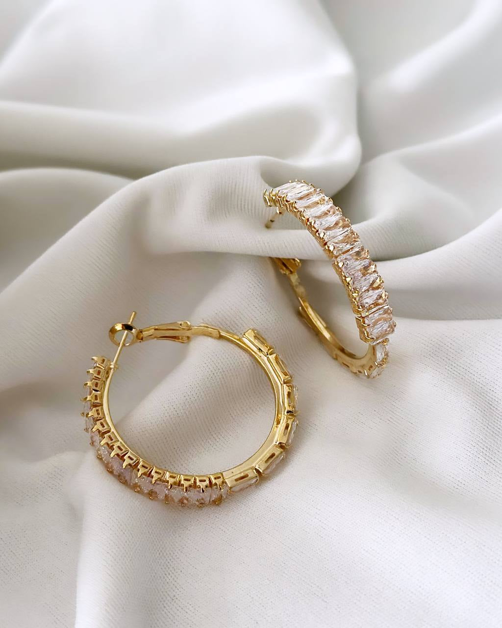Brinco argola click Folheado a ouro 18k zirconias achatadas.
