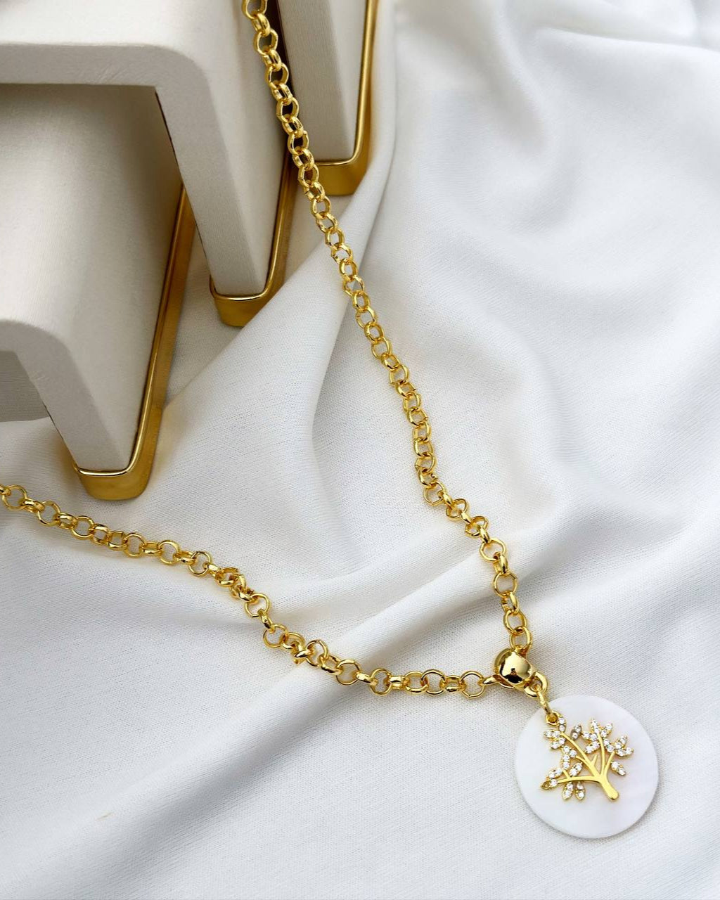 Colar Folheado a ouro 18k Elo português pingente Madrepérola com Árvore da Vida com zirconias.