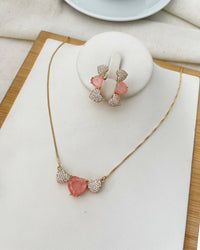 Conjunto Folheado a ouro 18k com 3 corações de zirconia fusion e cravejado.