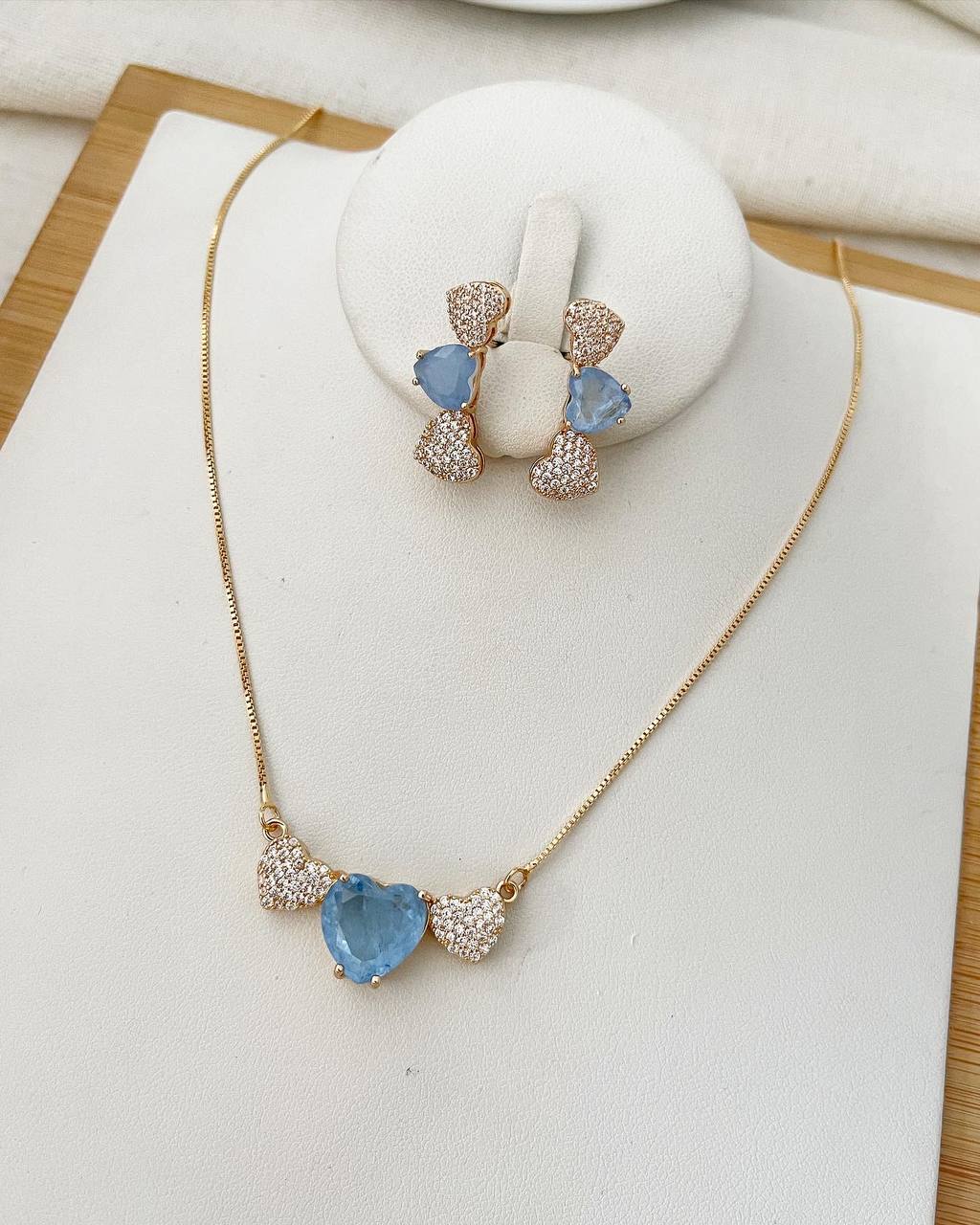 Conjunto Folheado a ouro 18k com 3 corações de zirconia fusion e cravejado.