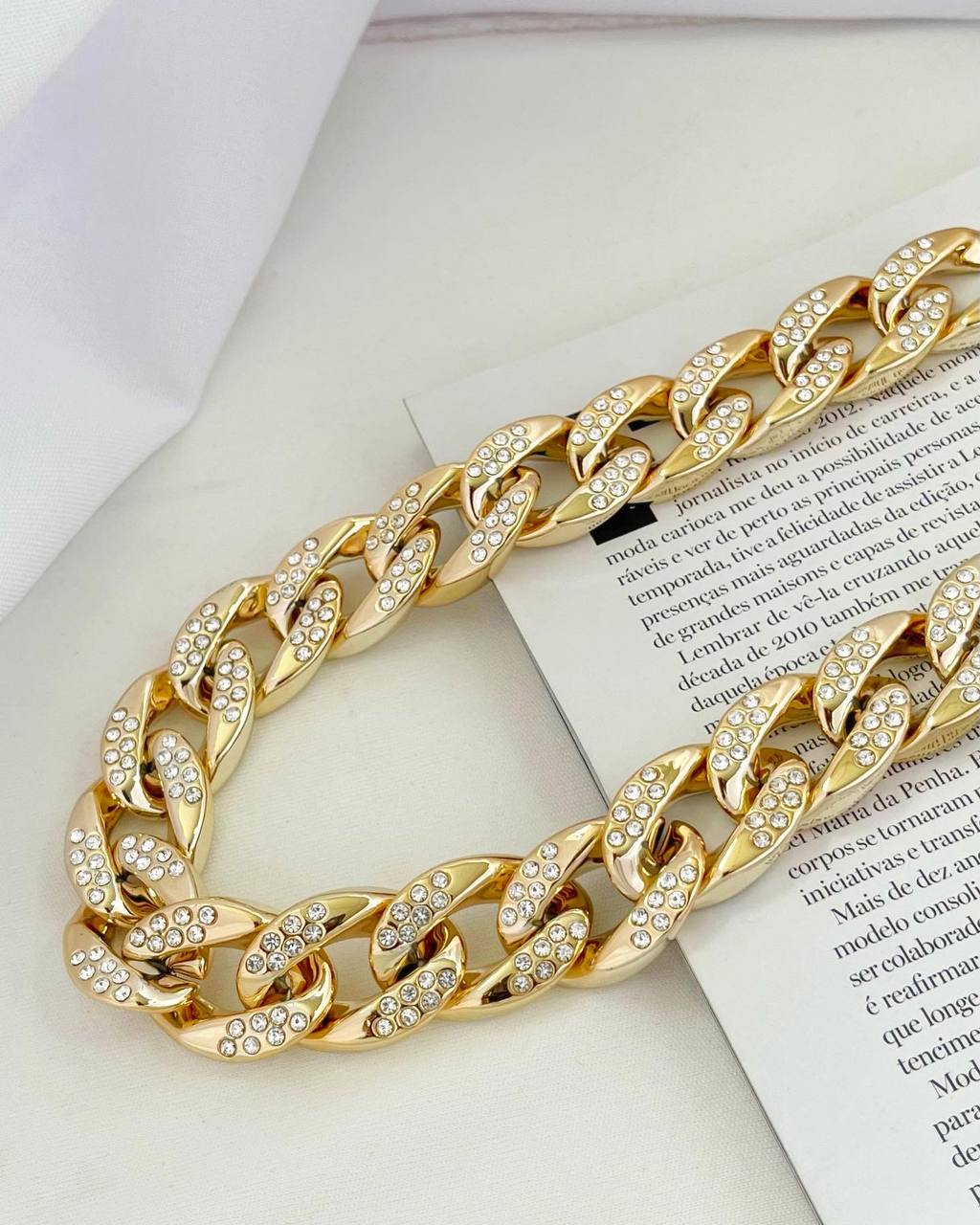 Colar e pulseira elos grandes cravejado dourado e prata.