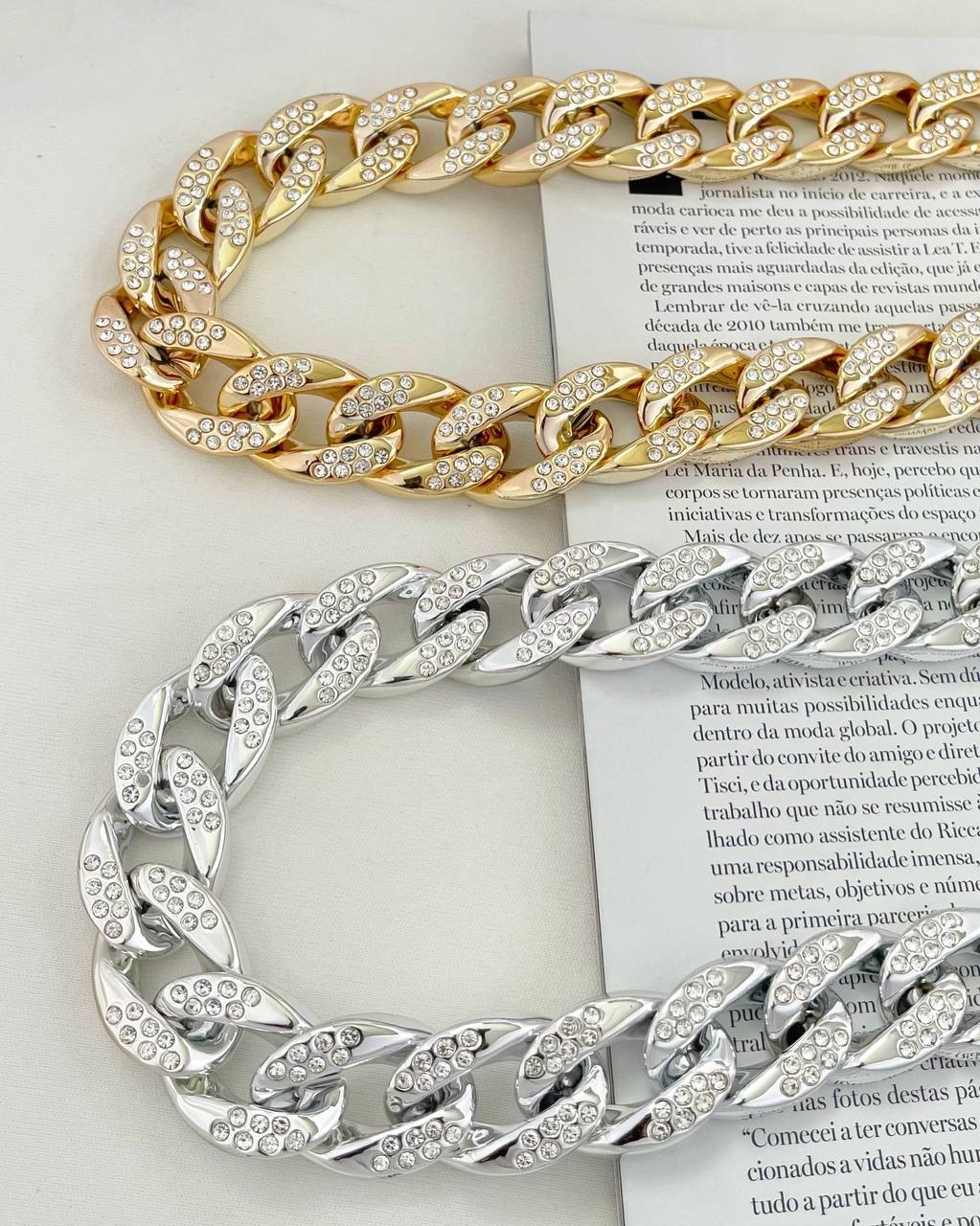 Colar e pulseira elos grandes cravejado dourado e prata.