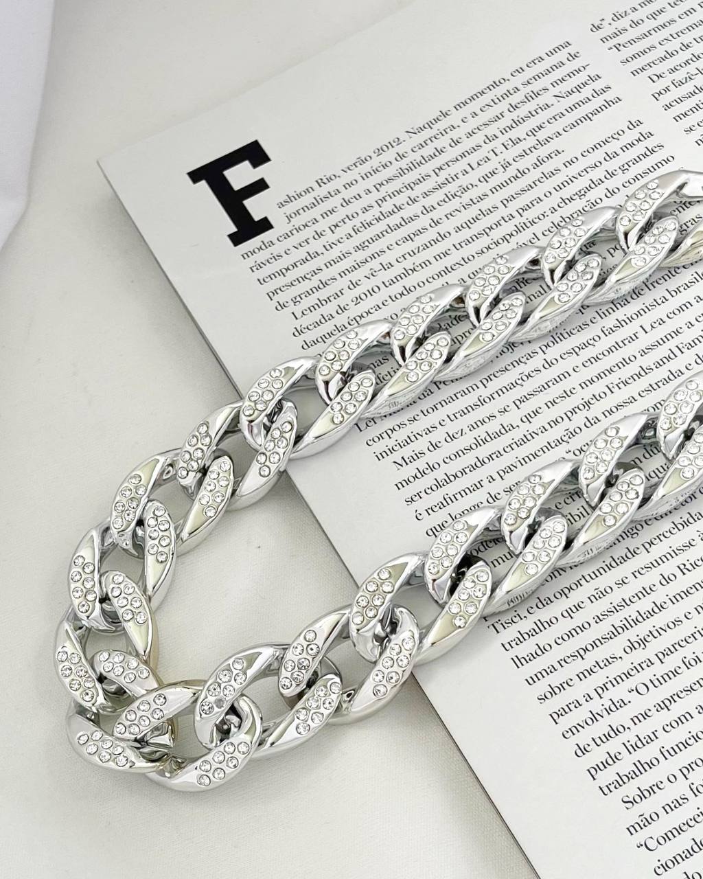 Colar e pulseira elos grandes cravejado dourado e prata.