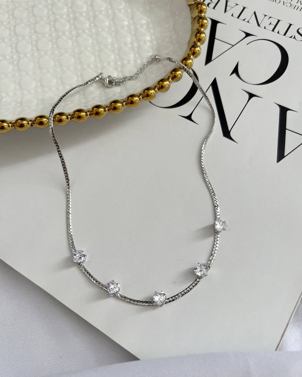 Choker prata  e folheado ouro 18k  com pingentes de corações de zirconias cristal .