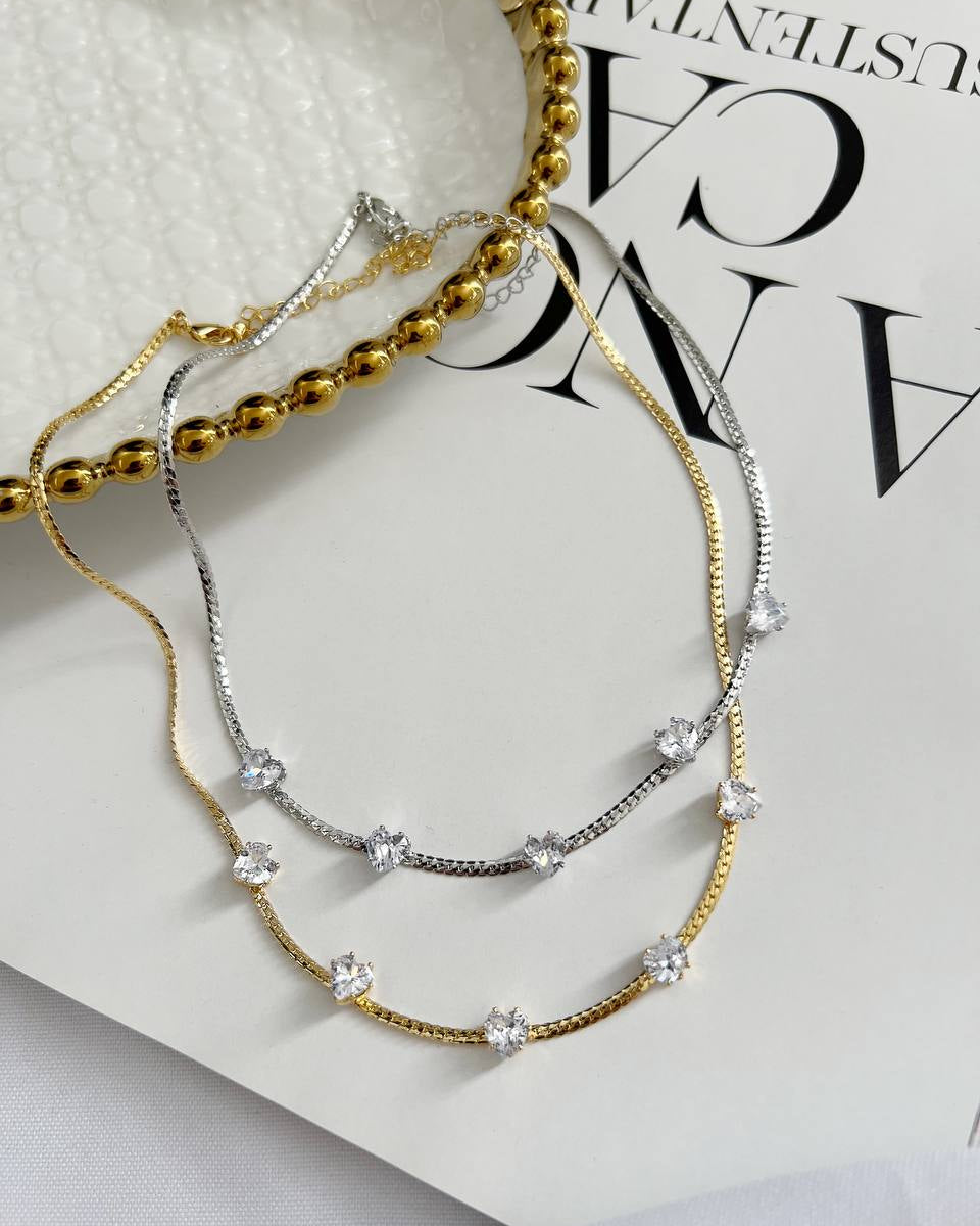 Choker prata  e folheado ouro 18k  com pingentes de corações de zirconias cristal .