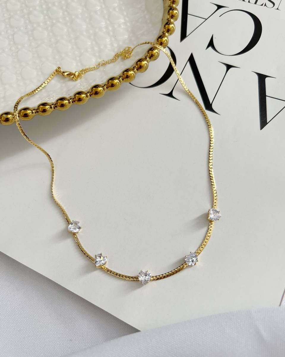 Choker prata  e folheado ouro 18k  com pingentes de corações de zirconias cristal .