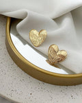 Brinco Folheado a ouro 18k Coração com riscos.