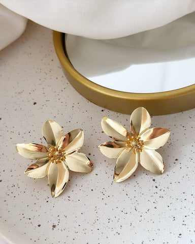 Brinco Folheado a ouro 18k Flor detalhada