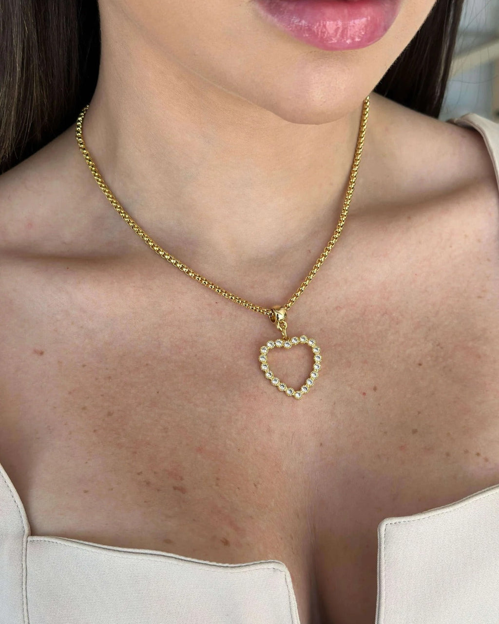 Colar Folheado a ouro 18k coração vazado com borda cravejada.