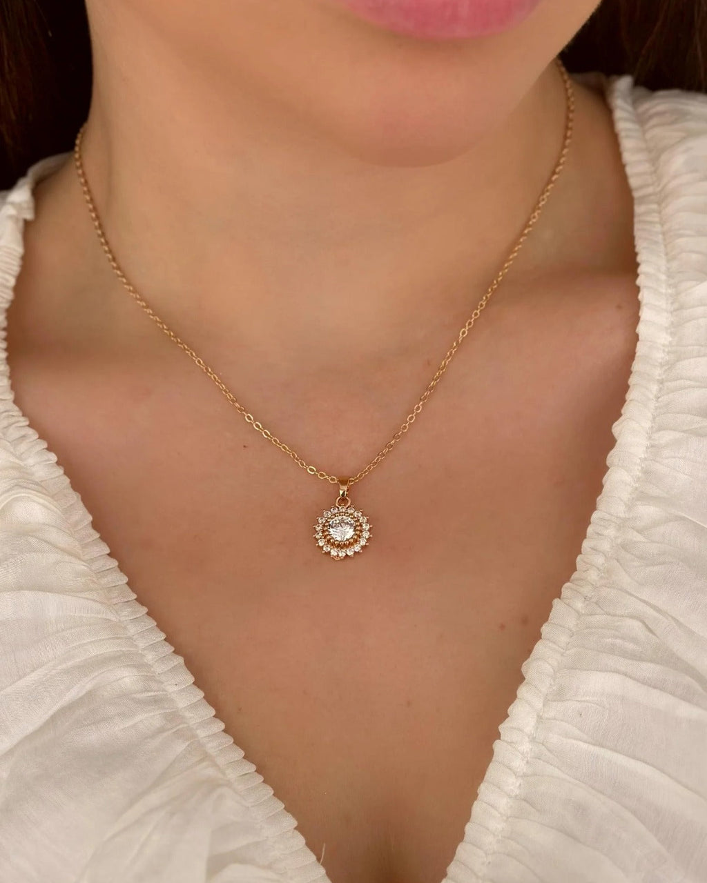 Colar Folheado a ouro 18k com pingente ponto de luz .
