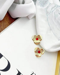 Brincos Folheado a ouro 18k Flor com detalhe esmaltado no centro cores disponíveis.