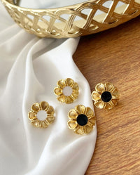 Brincos Folheado a ouro 18k Flor com detalhe esmaltado no centro cores disponíveis.