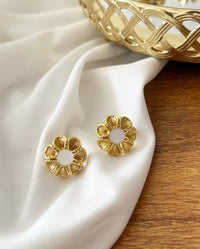 Brincos Folheado a ouro 18k Flor com detalhe esmaltado no centro cores disponíveis.