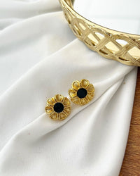 Brincos Folheado a ouro 18k Flor com detalhe esmaltado no centro cores disponíveis.
