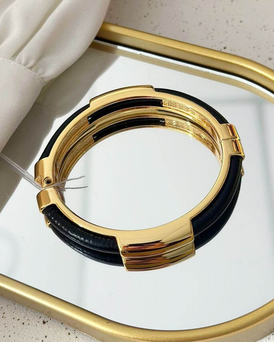 Bracelete Semi Joias ouro 18k Detalhado em couro preto.