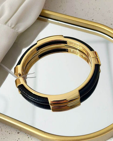 Bracelete Semi Joias ouro 18k Detalhado em couro preto.