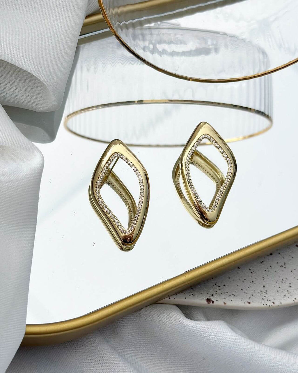 Brinco Folheado a ouro 18k Vazado cravejado com zirconia