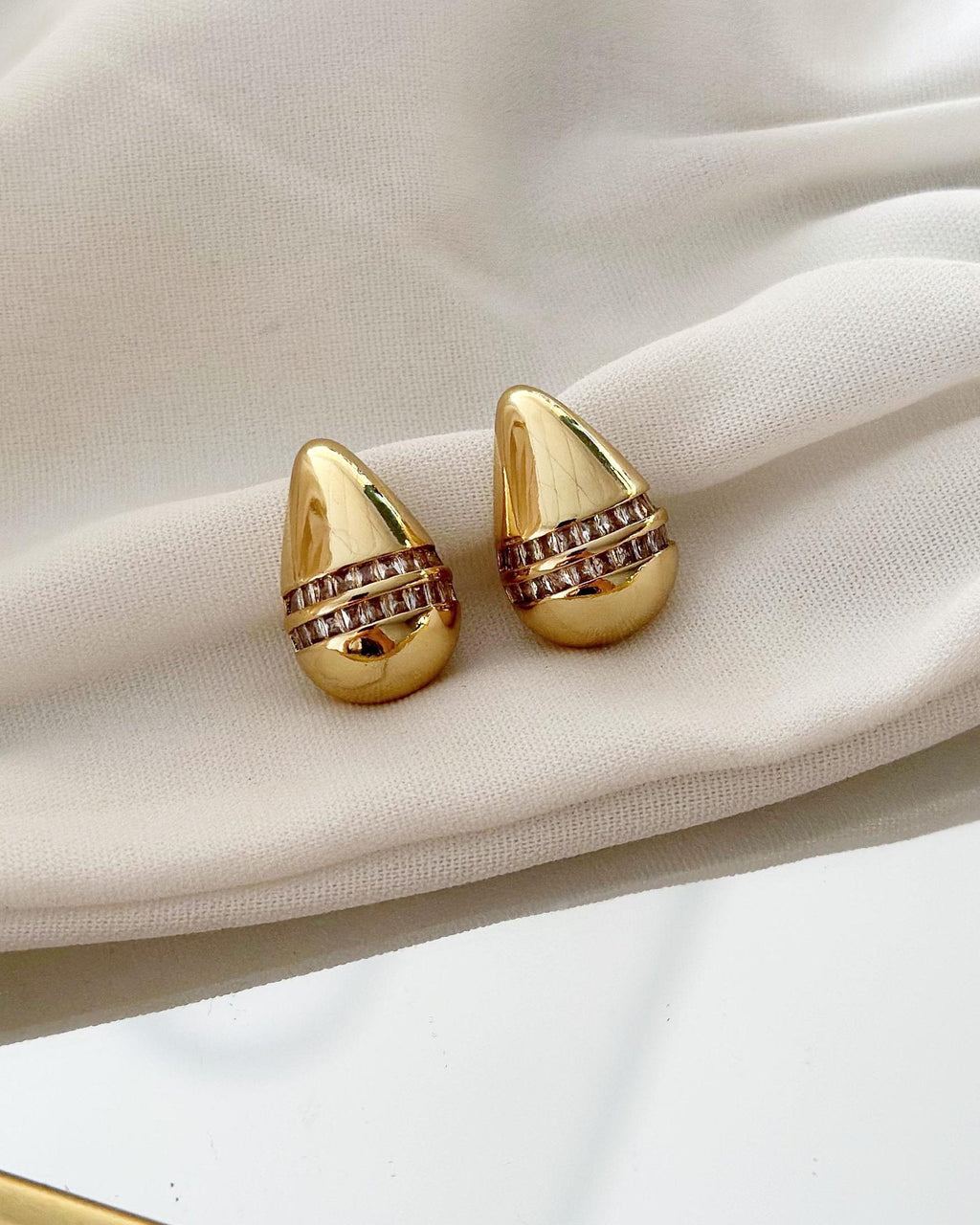 Brinco Folheado a ouro 18k Mini gota com 2 fileiras de zirconias