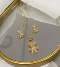 Conjunto Ursinho Taddy cravejado com zirconia Folheado a ouro 18k e folheado a prata.