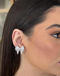 Brinco Folheado a prata Laço cravejado com zirconias.
