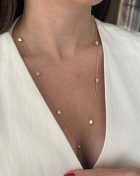 Colar Folheado a ouro 18k Longo com mini corações espaçados.