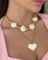 Colar duplo Boho Chic detalhe ouro velho com coração branco.