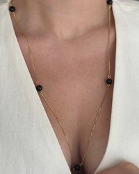 Colar Folheado a ouro 18k Longo com mini esferas black.